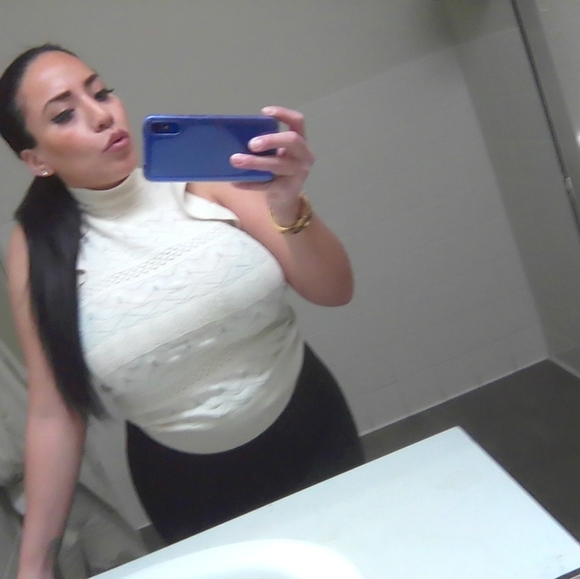 Hello to all!!! Nancy 5'2 34DDD M-L top 6-8 bottom 7 1/2 shoe size. 💄💋 - Picture 5 of 6